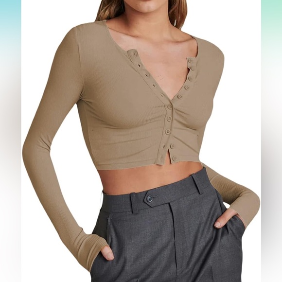 NWOT - Knit Front button cropped top - Picture 2 of 5